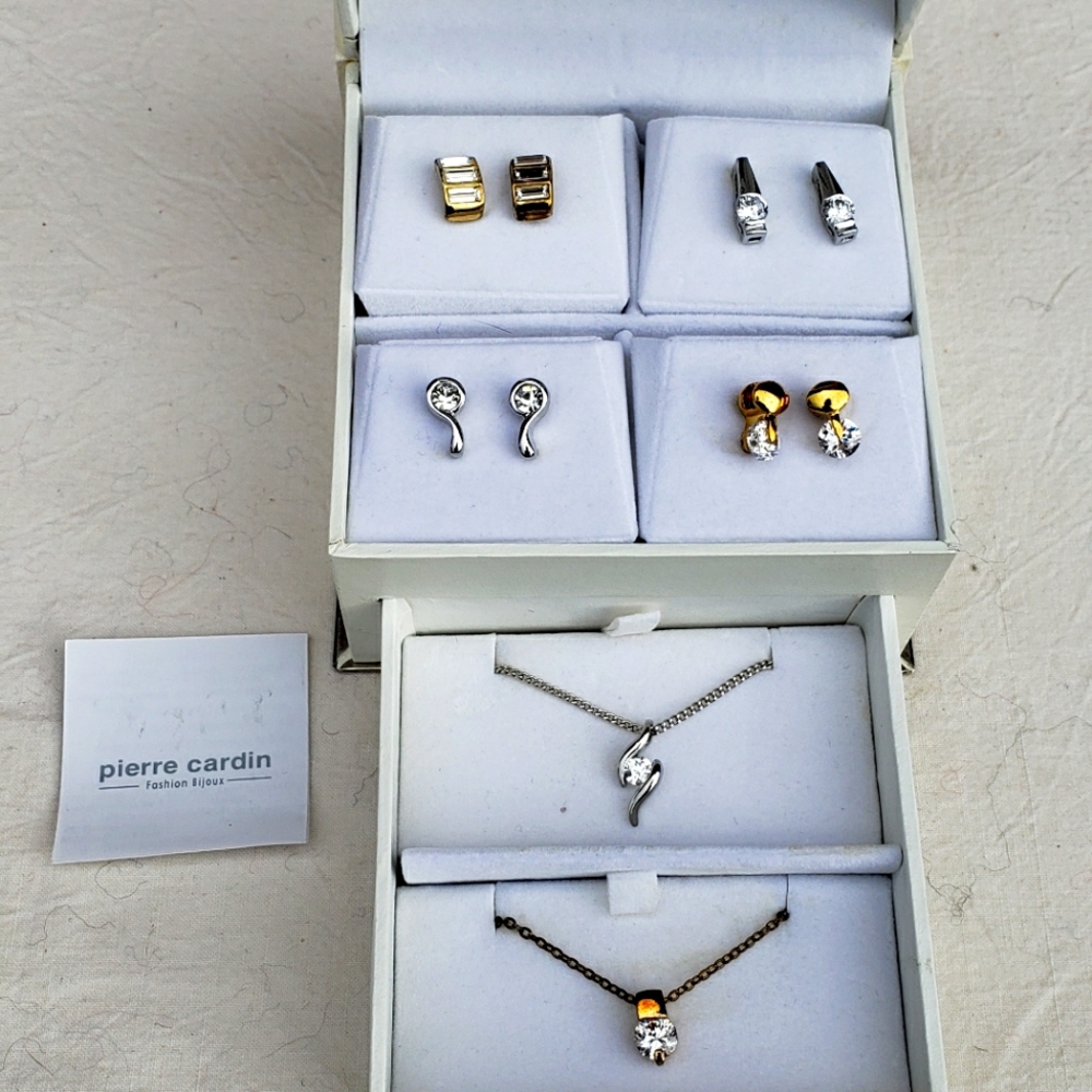Earring and necklace set in gold and silver